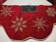 TAHARI HOME TABLE TOP TREE SKIRT 22 INCH RED GOLD SNOWFLAKES 100 POLYESTER NIP