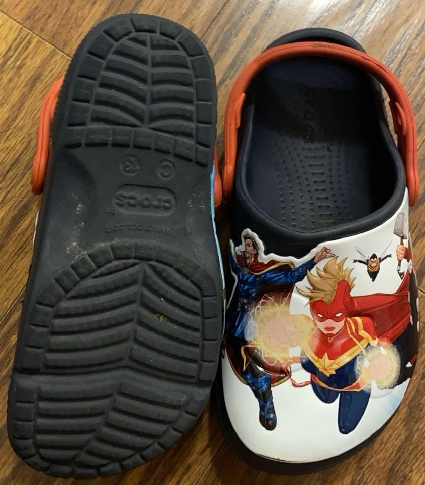 Avengers Crocs Clásico "AVENGERS" Unisex Niño 13C Excelente Estado Usado Foto 2 de 4