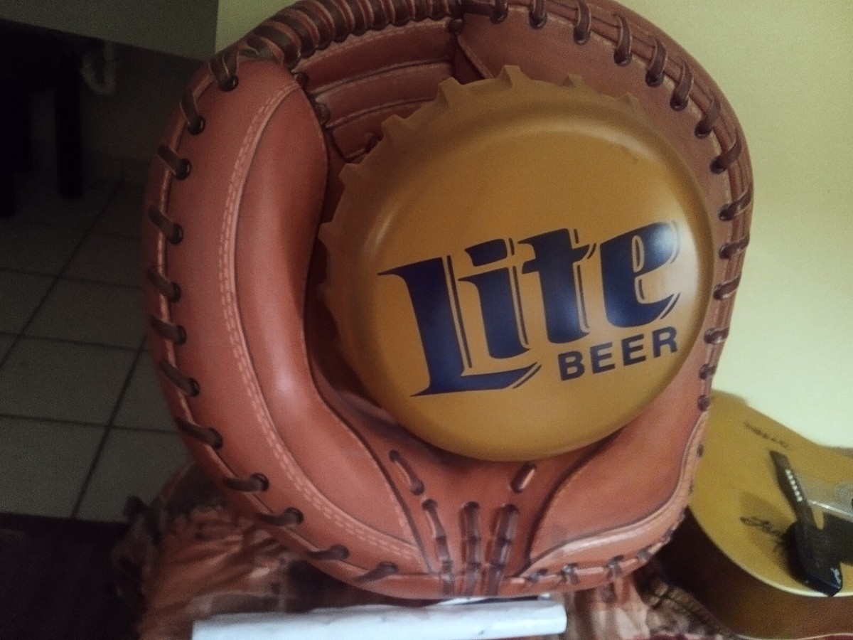 Vintage 1993 Miller Lite Baseball Catcher Mitt Bottle Cap