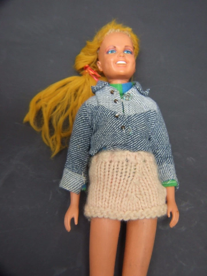 VINTAGE  1974 BARBIE DOLL  G.M.F.G.I.-CINCINNATI  OHIO HK 12'' HIGH COLLECTABLES - Image 1 of 4