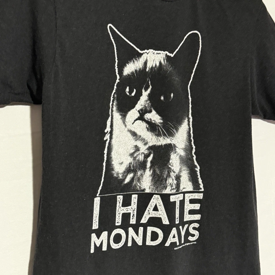 Camisa Funny Grumpy Cat (M) "I Hate Mondays" - Imagem 2 de 4