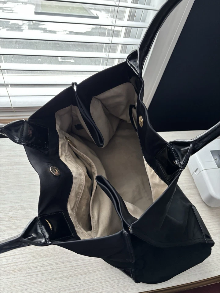 Bolsa tote Tory Burch Ella preta náilon acabamento em couro envernizado grande - Imagem 3 de 4