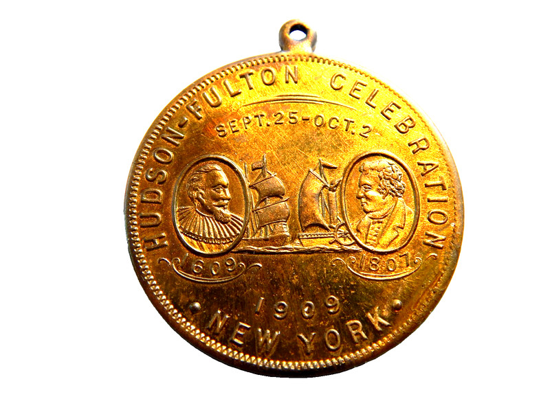 1909 NEW YORK HUDSON-FULTON CELEBRATION WITH EXPLORERS AND AMERICAN FLAG KEY FOB