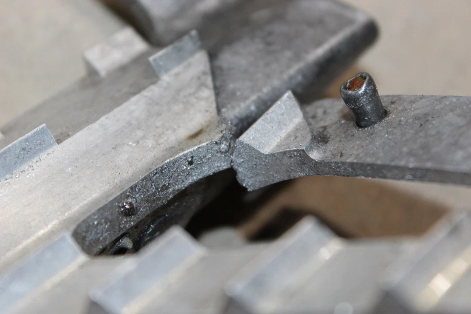 Polaris Rmk 800 2014 155 pulgadas estribo izquierdo reposapiés agrietado Foto 3 de 4