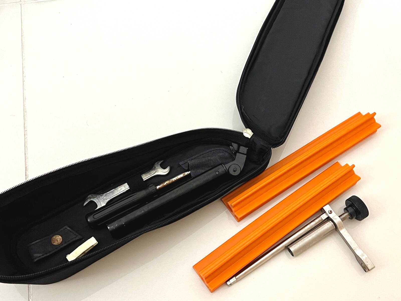 Lamborghini Gallardo Spyder Tool Kit OEM 0R1400039