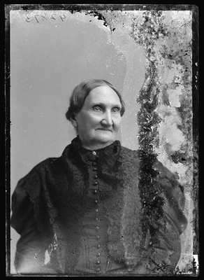 Photo:Mrs E Moore Portrait c1894-1901