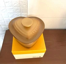 Rare LE CREUSET Lamb Can Damour Heart Rare Gold New