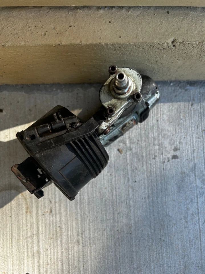 Hitachi Metabo HPT NV45AB2 1-3/4 inch Coil Roofing Nailer Nail Gun Working - Image 4 of 4