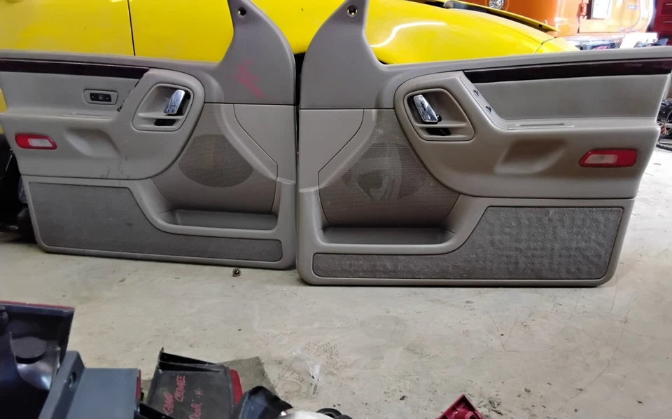 1999-2004 PAINÉIS DE PORTA DIANTEIRA JEEP GRAND CHEROKEE COM INTERRUPTORES DE JANELA FABRICANTE DE EQUIPAMENTO ORIGINAL... - Imagem 4 de 4