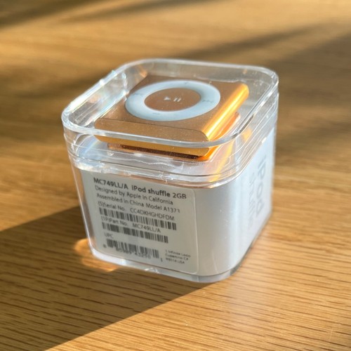 Apple iPod Shuffle 4th Generation Gold 2GB - New In Box (A1373) - Picture 2 of 4