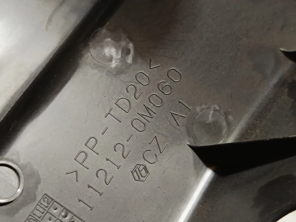 112120M060 TAPA MOTOR / 1145383 PARA TOYOTA YARIS _P13_ 1.5 HYBRID NHP130_ - Imagen 3 de 4