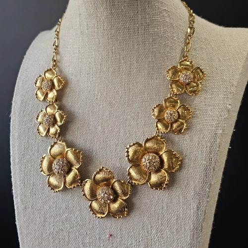 COLLANA bavaglino KATE SPADE NY floreale tono oro con dichiarazione fiori strass rosa