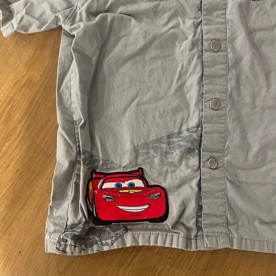 Camisa abotonada manga corta Lightning McQueen para niños Disney Store talla S 5/6 Foto 2 de 4
