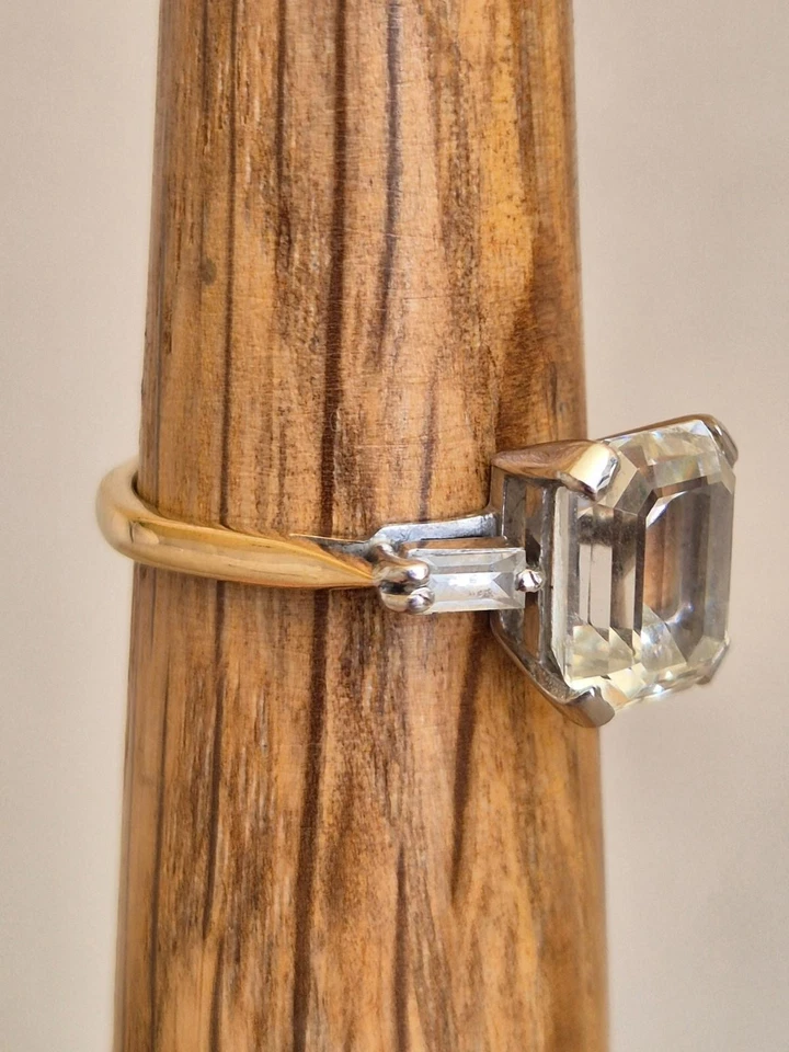 Beautiful clear stone trilogy set 9ct yellow and white Gold Ring Size P - Image 2 of 4