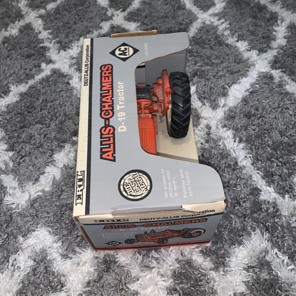 Tractor ERTL ALLIS-CHALMERS D-19 1990 con caja #2220, fundido a presión 1:16,  Foto 2 de 3