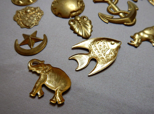 VINTAGE BRASS MEDALIONS DECORATIONS STAMPINGS 21PCS - Picture 4 of 5