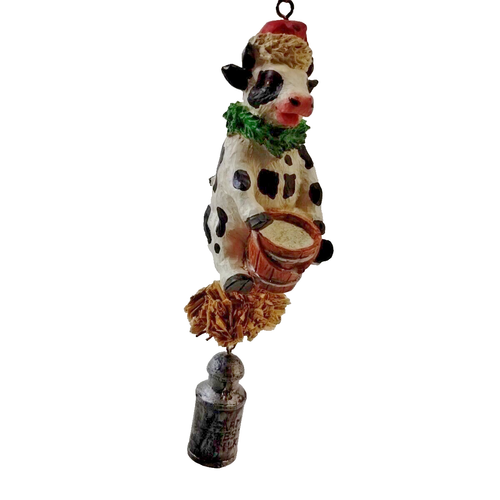 Kuh Ornament mit Eimer, Heu und Milchkännchen 6" Nikolausmütze und Schal
