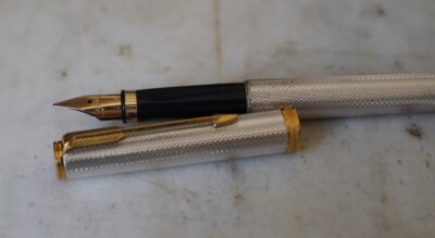 GORGEOUS PARKER PREMIER SILVER PLATED BARLEY CORN FOUNTAIN PEN - 18K GOLD NIB