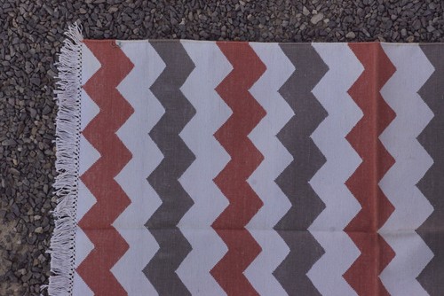 Rugmoda Handloomed Cotton Rug – Classic Zigzag in Muted Tones, 3x5 Feet - Picture 2 of 5