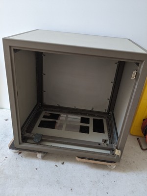 Rittal Server Rack Serverschrank 13HE Stahlrahmen 19  mit Steckdosen & Zubehör