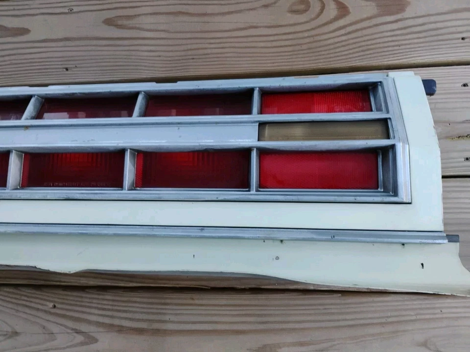 Pontiac Bonneville 1979 luz trasera izquierda lado del conductor con parrilla original OEM  Foto 3 de 4