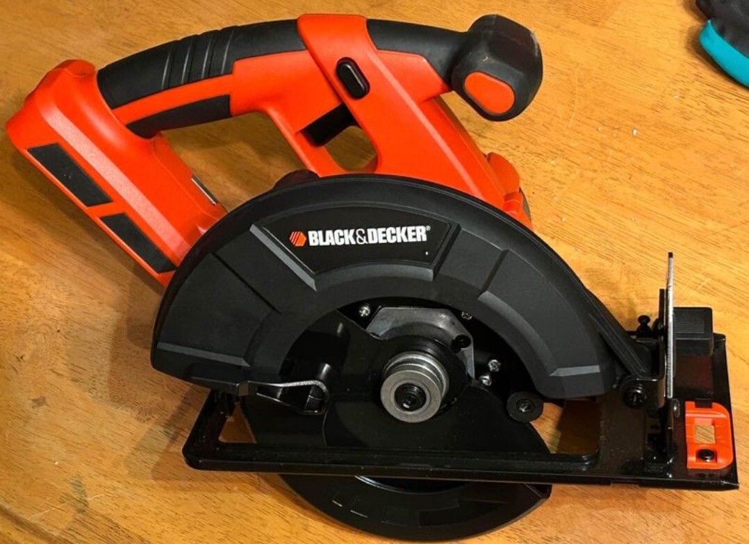 BLACK and DECKER 24V CORDLESS 6-1/2" Circular Saw BDCS2406 NO BATTERY UNTESTED