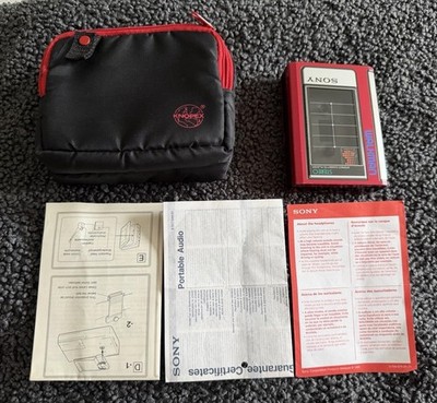 Sony Walkman WM-32 tragbarer Stereo-Kassettenspieler Rot/Schwarz mit Tasche
