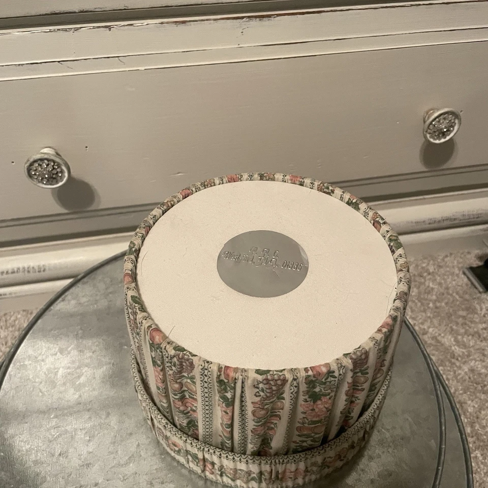 Small floral bandbox, covered in rose fabric, French Style - Image 3 of 4