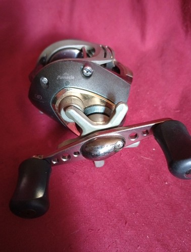 Carrete de baitcasting de bajo perfil Pinnacle Vision Slyder 7:0:1 SYF10X para mano derecha - Imagen 5 de 7