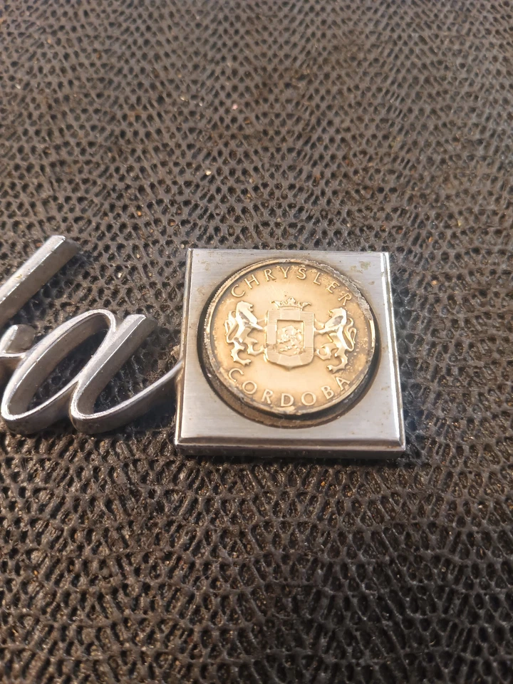 Chrysler Córdoba 1975-1979 insignia emblema de escritura vintage OEM Foto 3 de 3