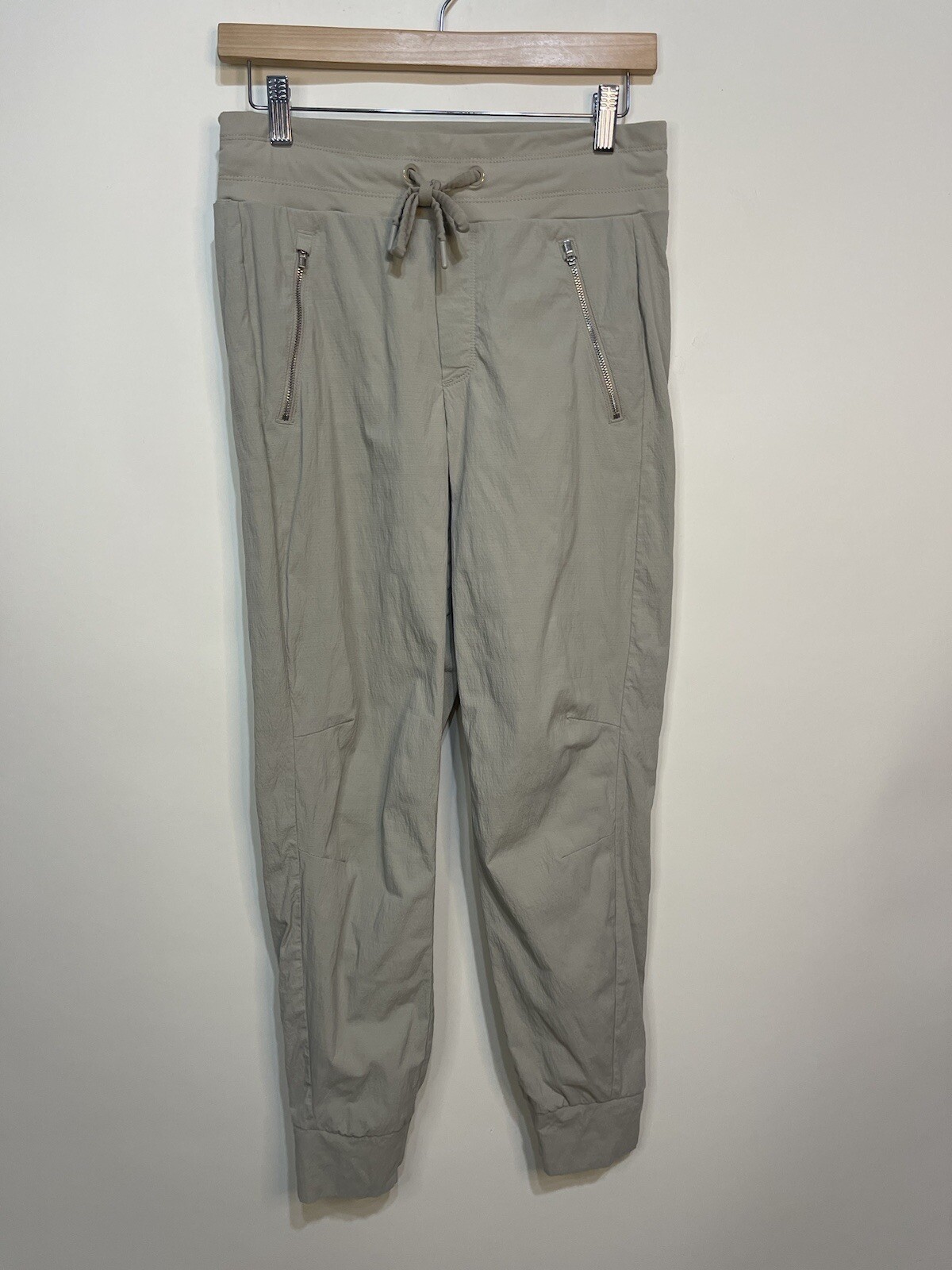 ATHLETA Size 4 Trekkie North Jogger Pants Hiking Travel Pockets Ecru