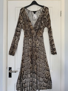 h and m snakeskin dress