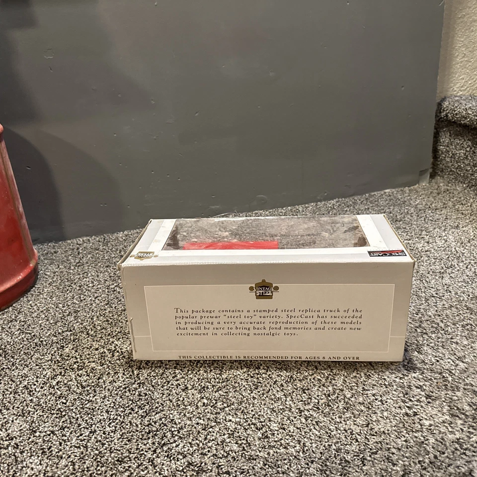 1/64 SpecCast Truck IH International Harvester  Delivery Truck  - Image 3 of 4