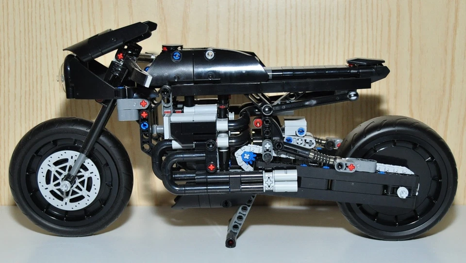 LEGO Technic 42155 The Batman - Batcycle, foto 2 di 5