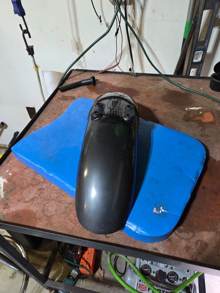 Guardabarros delantero Yamaha Vmax 1200 estilo fibra de carbono no agrietado Foto 2 de 4