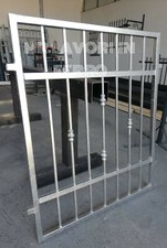 Grata inferriata in ferro di protezione per finestre. 