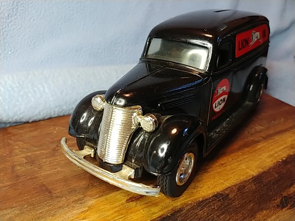 ¡Venta de mi propiedad! Banco de camión Chevy 1938 Lion Oil panel metal 1:43 sin enchufe Foto 3 de 4