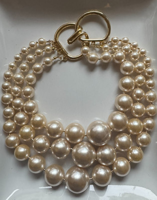 Außergewöhnliches Collier - Modeschmuck mit Cremefarbenden Perlen bis 3 cm
