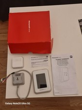 Honeywell Home T9 Wi-Fi Smart Thermostat with RoomSmart Sensor - White.brand new