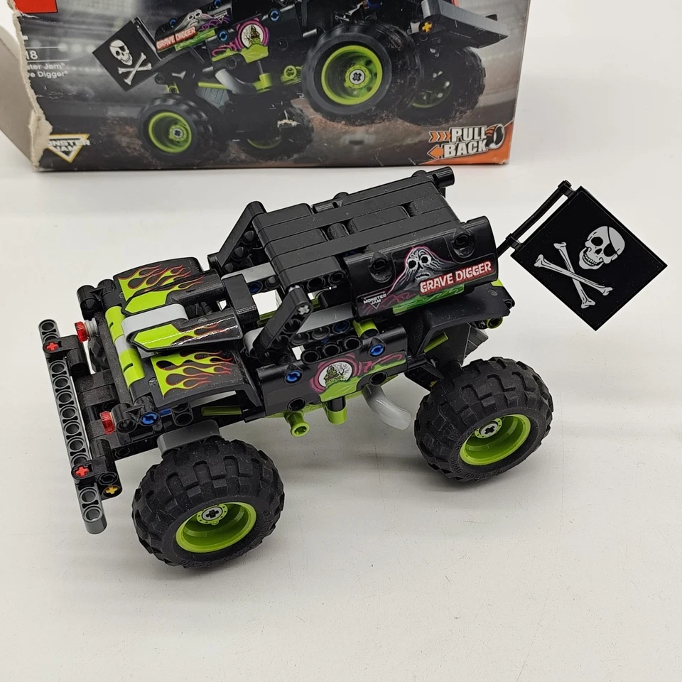 LEGO Technic 42118 Monster Jam Grave Digger, foto 2 di 3