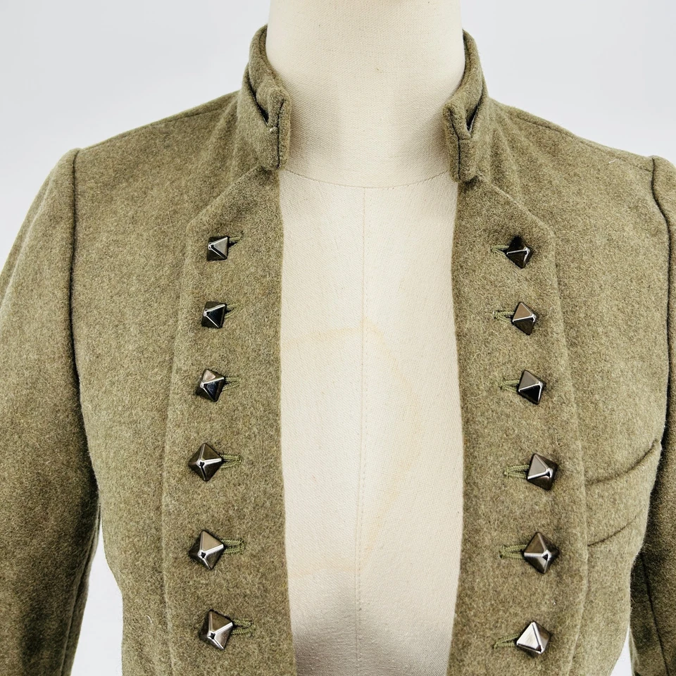 Chaqueta Abrigo Militar Verde Grifo Nueva Sin Etiquetas con Tachuelas Plateadas Para Mujer Talla S” Foto 2 de 4