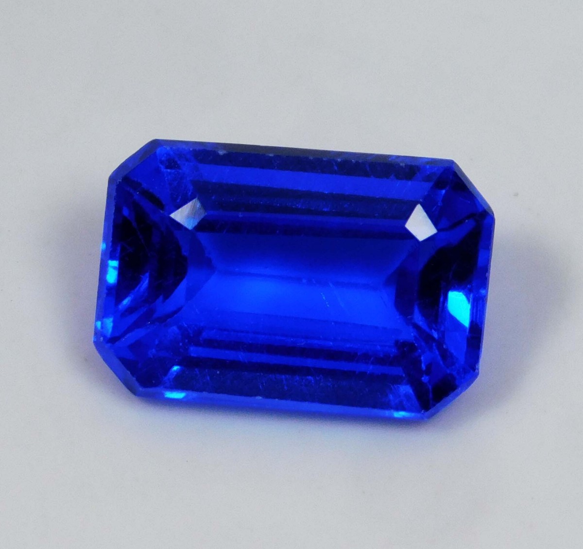 Pierre Précieuse Taillée émeraude En Tanzanite Bleue De 90,30 Carats - Création Labo, Qualité Excellente
