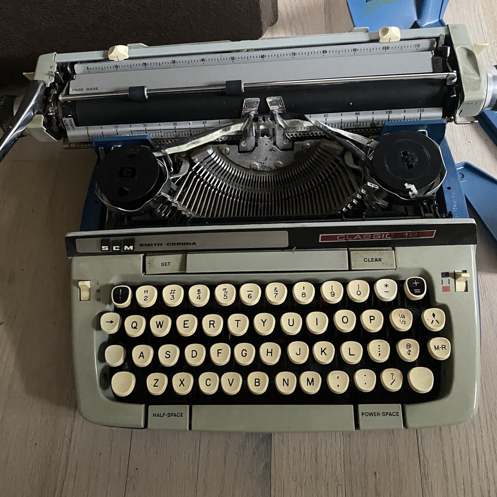 Smith Corona Classic 12 Typewriter Vintage W/Portable Brown hard Case ...