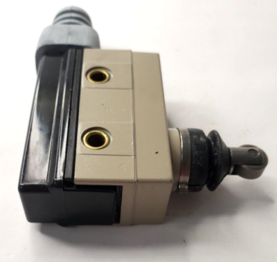 OMRON LIMIT SWITCH ZC-N2255 A300 0.5A 125VDC 0.25A 250VDC ROLLER