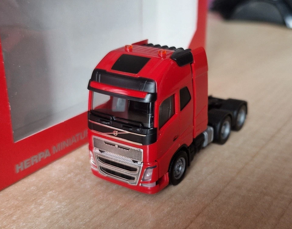 Herpa 312387 VOLVO FH GL trattore stradale 6x4 neutro rosso 1:87 - Immagine 3 di 4
