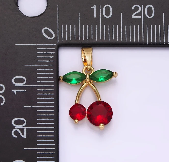 Colgante con forma de fruta de oro macizo de 10 k con rodolita roja esmeralda colgante de piedras preciosas Foto 2 de 4