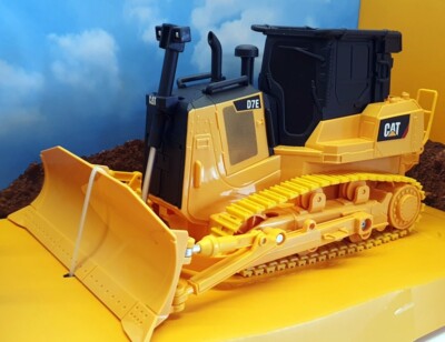 DIECAST MASTERS - Bull Télécommandé - CATERPILLAR D7E - 1/35