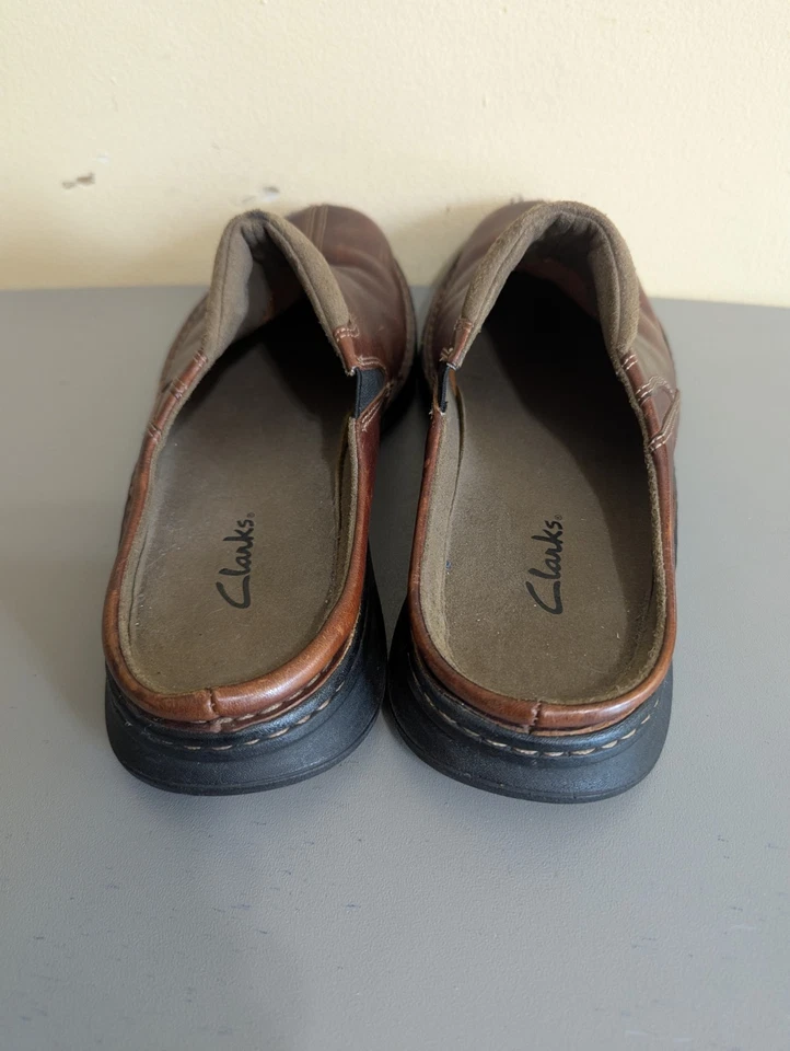 Mules de couro marrom Clarks feminino tamanho 10,5M, slip on. - Imagem 4 de 4
