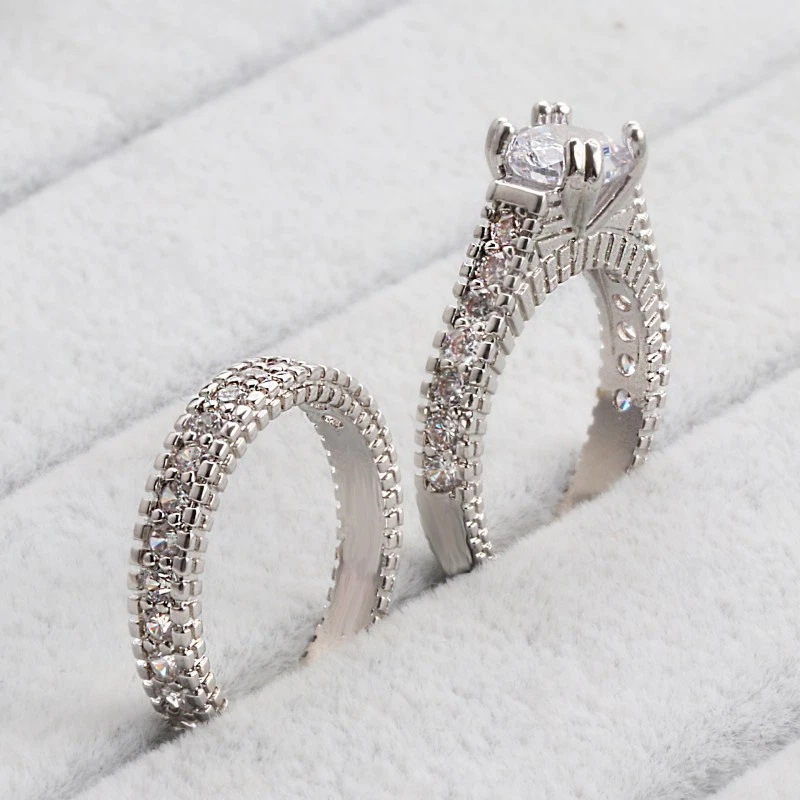 Conjunto de anillos de boda rellenos de oro blanco con circonita cúbica AAA de corte redondo para mujer talla 6-10 Foto 2 de 4