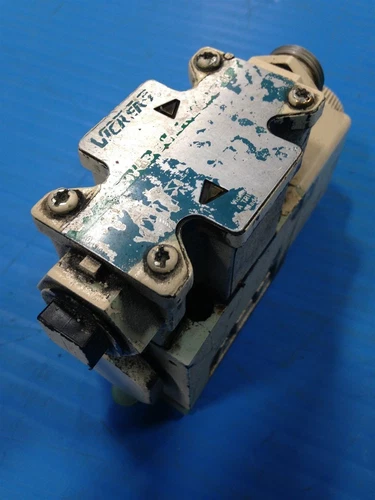 VICKERS HYDRAULIC VALVE DG4V-3S 2AL-M-FPA5WL-B5-60 USED CHEAP T4